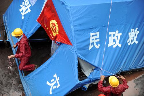 9月11日,電力系統(tǒng)工作人員在檢修帳篷區(qū)的電線安全。新華社記者 秦晴 攝