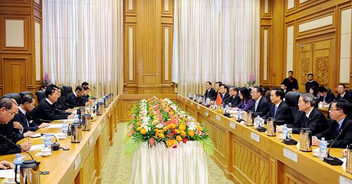 9月13日,正在緬甸進(jìn)行正式友好訪問(wèn)的全國(guó)人大常委會(huì)委員長(zhǎng)吳邦國(guó)在內(nèi)比都與緬甸聯(lián)邦議會(huì)人民院議長(zhǎng)吳瑞曼舉行會(huì)談。新華社記者 李濤 攝