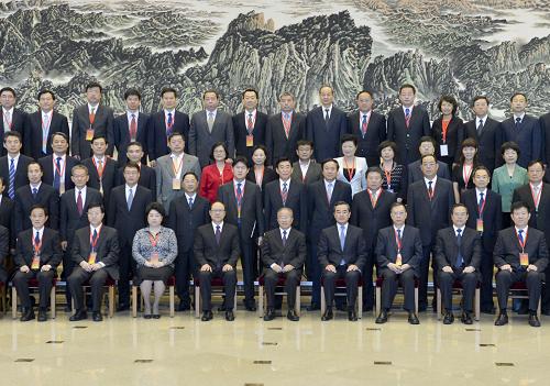 9月14日,由中央和國(guó)務(wù)院33個(gè)部門共同參與的臺(tái)商權(quán)益保障工作聯(lián)席會(huì)議第四次會(huì)議在北京召開(kāi)。國(guó)務(wù)委員戴秉國(guó)出席會(huì)議并發(fā)表講話。這是戴秉國(guó)與出席會(huì)議的代表合影。新華社記者 王曄 攝