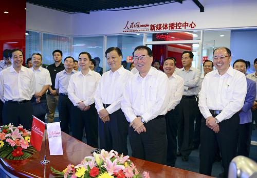 9月14日,中共中央政治局常委李長春在人民日報社調(diào)研。中共中央政治局委員、中央書記處書記、中宣部部長劉云山一同調(diào)研。這是李長春在人民網(wǎng)調(diào)研。新華社記者 謝環(huán)馳 攝