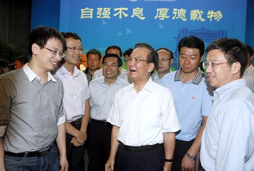 9月14日,中共中央政治局常委、國(guó)務(wù)院總理溫家寶應(yīng)邀到清華大學(xué)看望師生,并在學(xué)校大禮堂發(fā)表演講。這是演講結(jié)束后溫家寶與大學(xué)生們親切交談。新華社記者 鞠鵬 攝