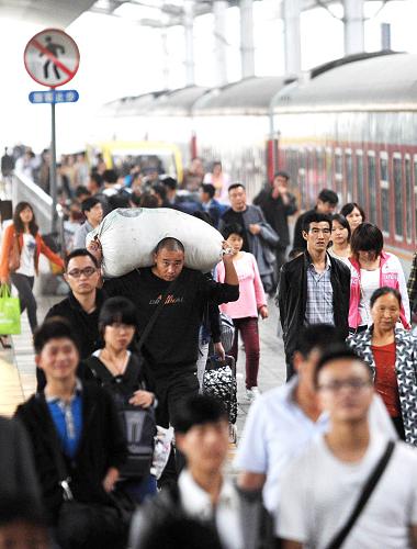 10月6日,從西安方向到達(dá)重慶火車(chē)北站的旅客在出站。新華社記者李健攝