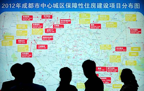 10月6日,市民在房交會(huì)住房保障展區(qū)了解保障性住房建設(shè)項(xiàng)目分布情況。當(dāng)日,為期5天的第40屆成都市房地產(chǎn)交易會(huì)開(kāi)幕。本屆房交會(huì)上的住房保障展區(qū)集中展示了成都市中心城區(qū)所有已建成及在建的61個(gè)保障性住房項(xiàng)目的建設(shè)規(guī)劃以及分布情況,吸引大批市民參觀咨詢。 新華社發(fā)(薛玉斌 攝)