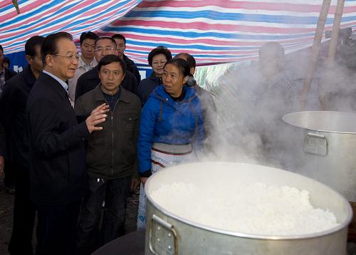 這是10月6日一大早,溫家寶來到彝良縣洛澤河鎮(zhèn)的虎丘村受災(zāi)群眾的帳篷安置點(diǎn)看望受災(zāi)群眾。新華社記者李學(xué)仁攝