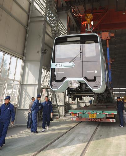 10月13日,工人在吊運地鐵車廂。新華社記者 張楠攝