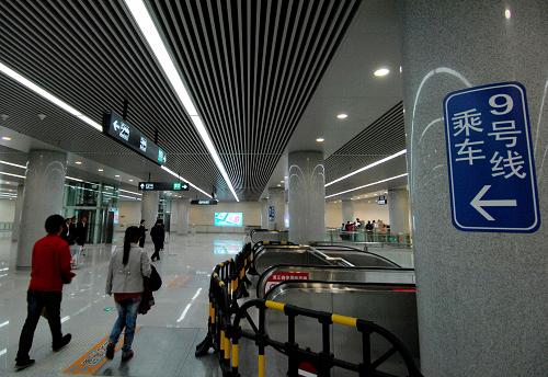 10月15日,乘客在天津站換乘9號線。新華社發(fā)(張晨霖 攝)