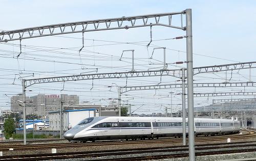 10月16日,一列北京南至合肥的高鐵列車駛離北京南站。新華社發(fā)(王振 攝)