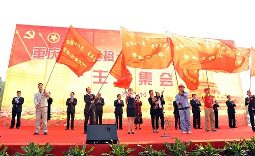 10月18日,重慶優(yōu)秀青年代表在啟動(dòng)儀式上揮舞旗幟。新華社記者 劉潺 攝