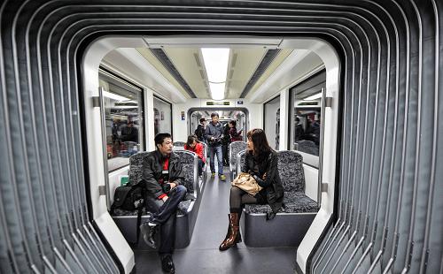 10月19日,乘客乘坐首列100%低地板輕軌車。新華社記者 王昊飛 攝