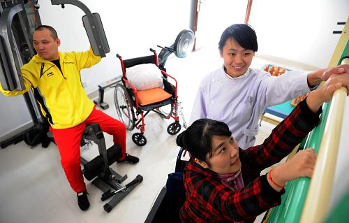 10月23日,在合肥市常青街道金寨南路社區(qū)脊髓損傷者“中途之家”,醫(yī)護(hù)人員指導(dǎo)傷者進(jìn)行康復(fù)訓(xùn)練。近期,安徽省首家脊髓損傷者“中途之家”在合肥市常青街道金寨南路社區(qū)掛牌成立,通過提供康復(fù)訓(xùn)練、心理輔導(dǎo)、健康講座等服務(wù),為脊髓損傷者提供溝通交流的康復(fù)訓(xùn)練平臺(tái),幫助脊髓損傷者更好地融入社會(huì)。據(jù)介紹,脊髓損傷者治療困難、傷后障礙多、并發(fā)癥多,是殘疾人中較為困難的一個(gè)群體。目前,我國有脊髓損傷者超過100萬人,為改善這些特殊人群的生活質(zhì)量,中國肢殘人協(xié)會(huì)從2009年起在部分省區(qū)市開展脊髓損傷者“中途之家”試點(diǎn)工作。