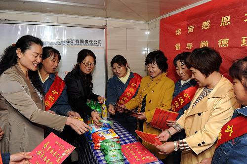 礦嫂們?yōu)榍皝碚{(diào)研的省、縣婦聯(lián)的工作人員介紹安全宣傳材料(10月18日攝)。陜西省銅川縣徐家溝煤礦黨員礦嫂服務(wù)隊(duì),以黨員為主,女工和礦工家屬參加,至今已成立17年,服務(wù)隊(duì)人員由最初12名礦嫂發(fā)展為現(xiàn)在的60多名礦嫂。2011年以來,服務(wù)隊(duì)被授予“陜西省先進(jìn)巾幗志愿者團(tuán)隊(duì)”“三八紅旗集體”“全國煤炭系統(tǒng)工會女工家屬協(xié)管安全工作競賽先進(jìn)協(xié)管會”等稱號,隊(duì)長師玉蓮被評為先進(jìn)個(gè)人。17年來,礦嫂服務(wù)隊(duì)沒拿過國家一分錢,但一年365天,堅(jiān)持為礦工們煮姜湯、縫衣服、送祝福、創(chuàng)新各種安全措施……她們是徐家溝煤礦近3000天安全生產(chǎn)無事故最牢靠的后方保障。
