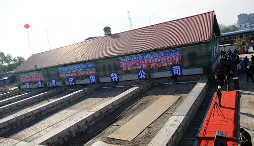 10月23日,中東鐵路歷史建筑肇東火車站站舍準(zhǔn)備進(jìn)行整體遷移。因哈齊鐵路客運(yùn)專線建設(shè)需要,當(dāng)日,中東鐵路肇東站站舍正式開始遷移。這是中國(guó)東北地區(qū)第一項(xiàng)以整體遷移的方式開展的文物保護(hù)工作,在全國(guó)范圍內(nèi),整體遷移保護(hù)的建筑類文物僅十余例。據(jù)哈爾濱工業(yè)大學(xué)土木工程學(xué)院教授唐岱新介紹說,該建筑年代久遠(yuǎn),用料強(qiáng)度低,平移起來技術(shù)難度大,大概一個(gè)小時(shí)只能移動(dòng)一米。中東鐵路自1897年8月開始動(dòng)工興建,1903年2月全線竣工通車。這條鐵路干線西起滿洲里,經(jīng)哈爾濱,東至綏芬河,沿線眾多歷史建筑由俄國(guó)人設(shè)計(jì),利用中國(guó)人工、材料建設(shè)的,見證了百年歷史風(fēng)云,是珍貴的歷史文化遺產(chǎn)。