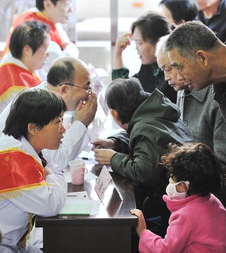 10月23日,“好醫(yī)生”(左)在塘沽新港街社區(qū)衛(wèi)生服務(wù)中心進(jìn)行義診。當(dāng)日,天津市衛(wèi)生局組織通過(guò)崗位練兵和市民評(píng)選產(chǎn)生的40多名“好醫(yī)生”開(kāi)展下基層送健康義診,靜??h、薊縣、西青區(qū)和濱海新區(qū)塘沽的患者接受了“好醫(yī)生”的義診服務(wù)。