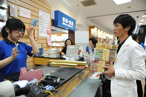 10月23日,在位于上海市福州路的上海書城旗艦店,購(gòu)買“莫言作品系列”圖書的讀者在收銀臺(tái)付款。當(dāng)日,上海文藝出版社在上海書城首發(fā)最新版“莫言作品系列”,其中囊括了諾貝爾文學(xué)獎(jiǎng)得主、中國(guó)作家莫言的所有小說(shuō)作品,共有11部長(zhǎng)篇小說(shuō)和5部中短篇小說(shuō)。據(jù)悉,上海文藝出版社此套圖書首次印刷數(shù)量達(dá)20萬(wàn)套,將以最快速度投放全國(guó)圖書市場(chǎng)。