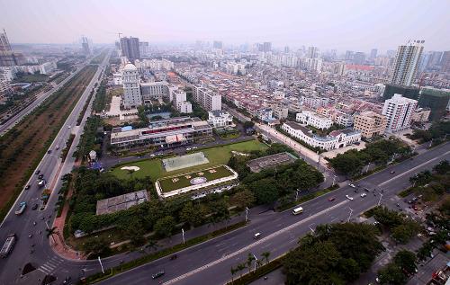 北海市城市街景(10月18日攝)。北部灣素有“西部唯一一片海”之稱。1984年,兩千多年前就是海上絲綢之路始發(fā)港的廣西北海市再次站到開(kāi)放前沿,被國(guó)務(wù)院列入我國(guó)首批14個(gè)沿海對(duì)外開(kāi)放城市。提起北海,人們對(duì)上個(gè)世紀(jì)90年代初那場(chǎng)“房地產(chǎn)熱”記憶猶新。房地產(chǎn)泡沫破裂之后,北海陷入長(zhǎng)時(shí)期的停滯和艱難的爬坡中, “爛尾樓”隨處可見(jiàn),負(fù)面形象掩蓋了濱海旅游勝地的倩影。到2008年,北海的GDP只有276.5億元。人均GDP為1.7萬(wàn)元,財(cái)政收入僅27億元。人們驚呼:北海已經(jīng)“邊緣化”。金融危機(jī)寒風(fēng)凜冽,危機(jī)之中蘊(yùn)藏轉(zhuǎn)機(jī)。2009年初履新的北海市新班子在學(xué)習(xí)實(shí)踐科學(xué)發(fā)展觀活動(dòng)中認(rèn)識(shí)到,工業(yè)化是一個(gè)國(guó)家或地區(qū)走向繁榮發(fā)達(dá)的必由之路,缺乏產(chǎn)業(yè)支撐是制約北海的最大瓶頸,只有遵循經(jīng)濟(jì)社會(huì)發(fā)展的一般規(guī)律,搶抓機(jī)遇,補(bǔ)上工業(yè)化這一課,才能以跨越方式實(shí)現(xiàn)追趕發(fā)達(dá)地區(qū)的目標(biāo)。在2009年落實(shí)中央“促增長(zhǎng)、保穩(wěn)定”決策,開(kāi)工建設(shè)一批重大項(xiàng)目的基礎(chǔ)上,北海市于2010年初作出“北海三年跨越發(fā)展工程”戰(zhàn)略部署。“把事干成”成為北海最響亮的口號(hào)。從2009年起,北海連續(xù)3年續(xù)建完工36條“爛尾路”,極大地緩解了群眾的“行路
