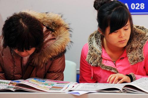 10月24日,一家企業(yè)的兩名招聘人員在讀報(bào)。當(dāng)日,吉林省2012年冬季民營(yíng)企業(yè)招聘會(huì)在吉林省人才市場(chǎng)舉行,120多家吉林省內(nèi)外企業(yè)向求職者提供了600余個(gè)崗位。但記者在采訪中發(fā)現(xiàn),多數(shù)招聘單位僅在現(xiàn)場(chǎng)推出招聘簡(jiǎn)章,卻不見任何招聘人員,整場(chǎng)招聘參會(huì)的求職者只有不到300人。據(jù)主辦單位一位負(fù)責(zé)人介紹,多數(shù)求職者在崗位選擇上更熱衷國(guó)有、外資等大型企業(yè),致使中小民營(yíng)企業(yè)招聘“遇冷”。