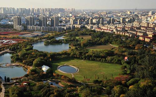 天津泰達(dá)園林在重度鹽堿荒灘上建成的泰豐公園景區(qū)(10月22日攝)。多年來(lái),天津泰達(dá)園林建設(shè)有限公司(簡(jiǎn)稱泰達(dá)園林)依靠技術(shù)進(jìn)步積極破解世界性難題,在一片昔日“夏季水汪汪,冬季披鹽霜”的重度鹽堿荒灘上創(chuàng)造出了讓人矚目的“綠色奇跡”。早在上世紀(jì)80年代,泰達(dá)園林作為綠化開(kāi)拓實(shí)驗(yàn)者,承擔(dān)當(dāng)時(shí)天津經(jīng)濟(jì)開(kāi)發(fā)區(qū)的選址地——長(zhǎng)蘆塘沽鹽場(chǎng)三分場(chǎng)的鹽田綠化建設(shè)。如今,天津經(jīng)濟(jì)技術(shù)開(kāi)發(fā)區(qū)防護(hù)林、綠化帶、大型公共綠地、城市公園遍布,已經(jīng)是一座名副其實(shí)的“綠色新城”。泰達(dá)園林先后研究40多項(xiàng)科研課題,獲得了20余個(gè)國(guó)家和省部級(jí)科技獎(jiǎng),推廣到全國(guó)20余個(gè)省份沿海灘涂、低洼鹽堿地的綠化建設(shè)。
