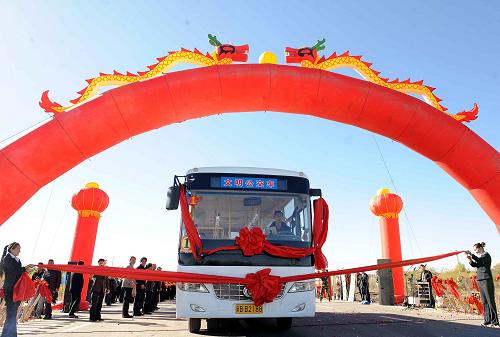 10月24日,在新疆奇臺(tái)縣,一輛公交車從15條國(guó)省干線通車儀式現(xiàn)場(chǎng)駛出。當(dāng)日,15條連接天山南北、溝通疆內(nèi)外的國(guó)省干線建成通車,新疆的路網(wǎng)結(jié)構(gòu)由此更趨完善。此次建成通車的15條國(guó)省干線包括G219線新藏公路新疆段改建整治工程、G30星星峽至吐魯番二期工程、S303線大黃山至奇臺(tái)、S328線沙爾湖至大南湖等,通車?yán)锍坦灿?jì)2485.8公里。2011年,新疆交通運(yùn)輸固定資產(chǎn)投資同比增長(zhǎng)50%,33個(gè)公路大通道項(xiàng)目開(kāi)工建設(shè),全疆公路建設(shè)規(guī)模明顯擴(kuò)大。“十二五”期間,新疆公路建設(shè)總里程68000公里。到2015年,新疆高速大通道里程將突破4000公里,高等級(jí)公路里程將超過(guò)15000公里,農(nóng)村公路里程將達(dá)11萬(wàn)公里。