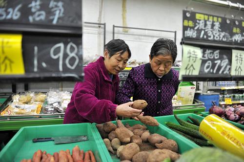 10月25日,市民在貴陽市南明區(qū)湘雅村社區(qū)生鮮直銷點內選購蔬菜。為降低市民生活成本,貴陽市將于近期建成100個社區(qū)生鮮產品直銷點,方便市民“平價”購菜。據悉,這100個社區(qū)生鮮產品直銷點將覆蓋貴陽市所有社區(qū),每天供應的農產品要求價格低于周邊2公里范圍農貿市場零售價的15%。目前,全市已經建成社區(qū)生鮮直銷點67個,投入運營41個,待投入運營26個。選點比較困難的地方將采取直通車的方式進社區(qū),目前已簽約采購生鮮直通車45輛,預計11月20日前可全部交付使用。