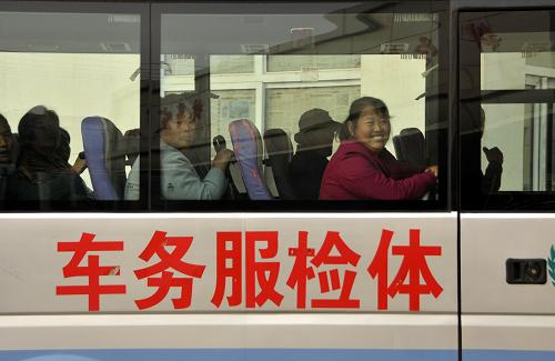 10月26日,連莊鎮(zhèn)宋閣村的部分群眾免費乘坐體檢車到河北省清河縣體檢中心體檢。從2010年起,河北省清河縣人口和計劃生育局針對農(nóng)村全人群開展費用減免的全面健康體檢工程,推出包括血液化驗、超聲檢查、胸透等20多項、共568元的體檢“套餐”。其中,體檢費用縣里負擔508元,剩余的60元費用進行分類減免。同時,清河縣還為體檢群眾建立健康檔案,做好跟蹤隨訪工作。目前全縣已有10萬人次農(nóng)村群眾進行了體檢,全縣參檢人群患病率由工程啟動時的24%下降到15.8%。