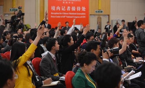 11月10日,記者舉手提問(wèn)。當(dāng)日,黨的十八大新聞中心舉辦主題為“實(shí)施創(chuàng)新驅(qū)動(dòng)戰(zhàn)略 加快轉(zhuǎn)型發(fā)展步伐”的集體采訪活動(dòng),中國(guó)工程院院長(zhǎng)、黨組書記周濟(jì),中國(guó)航天科技集團(tuán)公司總經(jīng)理、黨組書記馬興瑞,國(guó)家電網(wǎng)公司總經(jīng)理、黨組書記劉振亞,天津天地偉業(yè)數(shù)碼科技有限公司總經(jīng)理、黨委書記戴林,三一重工股份有限公司董事長(zhǎng)梁穩(wěn)根接受媒體采訪。新華社記者 李鑫 攝