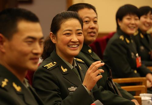 出席黨的十八大的解放軍和武警部隊(duì)代表連日來(lái)認(rèn)真討論胡錦濤同志所作的報(bào)告。代表們指出,忠實(shí)履行黨和人民賦予的使命任務(wù),是黨的重托、人民的期望。必須適應(yīng)國(guó)家發(fā)展戰(zhàn)略和安全戰(zhàn)略新要求,堅(jiān)持以推動(dòng)國(guó)防和軍隊(duì)建設(shè)科學(xué)發(fā)展為主題,以加快轉(zhuǎn)變戰(zhàn)斗力生成模式為主線,努力建設(shè)與我國(guó)國(guó)際地位相稱、與國(guó)家安全和發(fā)展利益相適應(yīng)的鞏固國(guó)防和強(qiáng)大軍隊(duì)。十八大代表、總后青藏兵站部22醫(yī)院護(hù)理部主任金霞說(shuō),改革開(kāi)放以來(lái),我國(guó)方方面面取得的巨大成就表明,聽(tīng)黨話跟黨走沒(méi)錯(cuò)。廣大黨員干部,要學(xué)習(xí)宣傳貫徹好十八大精神。新華社記者 王建民 攝