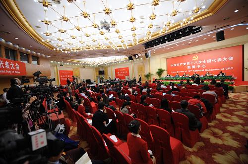 11月12日,十八大新聞中心舉辦主題為“黨組織建設(shè)與新形勢新任務(wù)”集體采訪活動。中鐵電氣化局集團(tuán)第一工程有限公司接觸網(wǎng)六段高級技師巨曉林,內(nèi)蒙古自治區(qū)阿巴嘎旗薩如拉圖亞嘎查黨支部書記廷·巴特爾,中國科學(xué)院上海微系統(tǒng)與信息技術(shù)研究所所長、中國科學(xué)院院士王曦,陜西省銅川市職業(yè)病防治院黨支部副書記、王益區(qū)金華社區(qū)衛(wèi)生服務(wù)中心康復(fù)護(hù)理部主任楊瑞輝接受媒體采訪。新華社記者 李鑫 攝