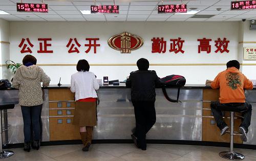 十八大報(bào)告提出“要始終把改革創(chuàng)新精神貫徹到治國(guó)理政各個(gè)環(huán)節(jié)”,并對(duì)重點(diǎn)領(lǐng)域和關(guān)鍵環(huán)節(jié)的改革作出部署。這份充滿改革創(chuàng)新氣息的報(bào)告,字里行間傳遞出諸多改革新指向。市民在上海市徐匯區(qū)的辦稅服務(wù)廳內(nèi)辦理納稅申報(bào)(2011年11月29日攝)。新華社記者 裴鑫 攝