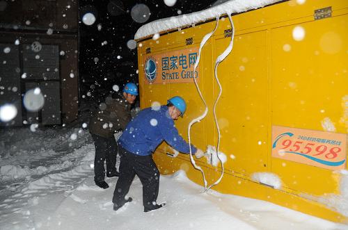 11月12日,黑龍江省鶴崗電業(yè)局工作人員準備使用發(fā)電設備恢復供電。新華社發(fā)(杜雪嬌 攝)