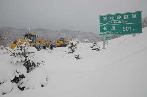 11月13日,大型清雪車輛在綏滿(綏芬河-滿洲里)高速公黑龍江省海林市橫道鎮(zhèn)段作業(yè)。新華社發(fā)(張春祥 攝)