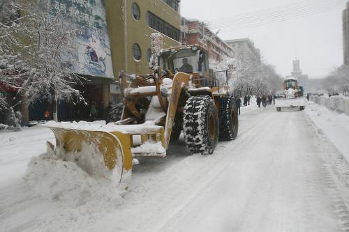 11月12日,鏟車在黑龍江鶴崗街頭清掃積雪。新華社發(fā)(柏常海 攝)