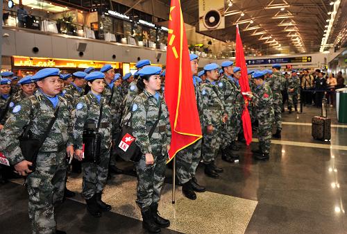 11月13日,維和部隊(duì)醫(yī)療分隊(duì)隊(duì)員在北京首都國(guó)際機(jī)場(chǎng)整裝待發(fā)。新華社記者 張超群 攝