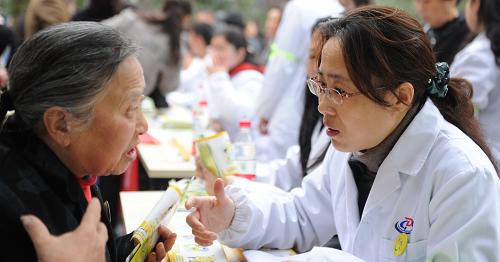 11月14日,貴州省疾控中心的醫(yī)務工作者在為市民答疑解惑。新華社發(fā)(陶亮 攝)