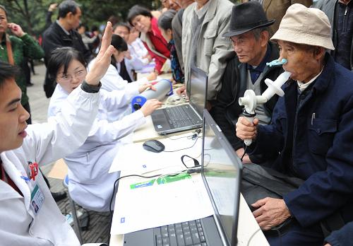 11月14日,貴州省疾控中心的醫(yī)務工作者們在為市民義務診治。新華社發(fā)(陶亮 攝)
