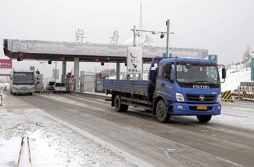 11月14日,車輛通過哈(爾濱)牡(丹江)高速公路牡丹江收費(fèi)站。新華社發(fā)(張春祥 攝)