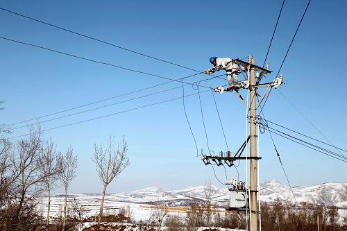 11月14日,遼寧朝陽供電公司工作人員正在朝陽市朝陽縣勝利鄉(xiāng)搶修供電線路。新華社發(fā)(王喜武 攝)