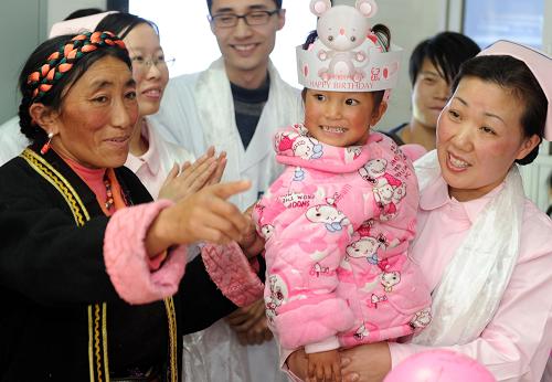 11月15日,安徽省立兒童醫(yī)院為即將出院返鄉(xiāng)的洛桑羅珍過生日。新華社記者 劉軍喜 攝