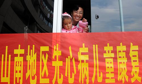 11月15日,洛桑羅珍向安徽省立兒童醫(yī)院醫(yī)護人員告別。 新華社記者 劉軍喜 攝