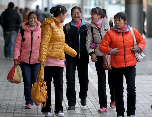 11月15日,幾名摘棉工乘坐蘭州鐵路局蘭州客運(yùn)段的棉農(nóng)專列到達(dá)蘭州。新華社記者 聶建江 攝