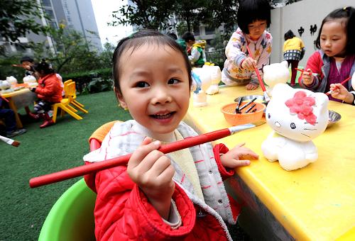 11月21日,江津區(qū)鼎山街道的星韻滿庭藝術(shù)幼兒園內(nèi),5歲的簡(jiǎn)美琪小朋友在上手工課。該幼兒園將在此次行動(dòng)中獲得約10萬元補(bǔ)貼,用于改善活動(dòng)室和聘請(qǐng)優(yōu)秀教師。日前,重慶市江津區(qū)啟動(dòng)幼兒教育強(qiáng)化基礎(chǔ)行動(dòng),將投入4100多萬元,專門用于改善農(nóng)村地區(qū)幼兒辦學(xué)條件。此次投入主要用于改擴(kuò)建幼兒園、補(bǔ)貼日常運(yùn)行費(fèi)用、資助低保家庭兒童和孤殘兒童、培訓(xùn)幼兒教師等方面。整個(gè)幼教強(qiáng)化基礎(chǔ)行動(dòng)預(yù)計(jì)年底前完成,將惠及168所幼兒園、2.8萬名幼兒、269名幼兒教師。