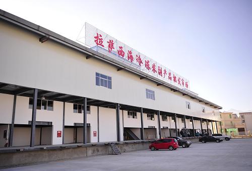 這是冷庫的裝卸區(qū)(11月21日攝)。近日,位于拉薩經(jīng)濟(jì)技術(shù)開發(fā)區(qū)的一座冷庫一期庫房建成投入試用。該冷庫是拉薩市商務(wù)局招商引資項(xiàng)目之一,也是目前西藏規(guī)模最大、設(shè)備最先進(jìn)的冷庫。據(jù)悉,該項(xiàng)目由西藏西海冷鏈物流有限公司投資興建,項(xiàng)目總投資將超1億元,占地30畝,全部建成后可儲(chǔ)存4萬噸鮮肉,集肉食、水產(chǎn)、冷飲的冷凍貯存交易、蔬菜瓜果冷藏交易、生活必需品倉儲(chǔ)交易以及商務(wù)辦公、電子結(jié)算等為一體。該項(xiàng)目還可解決300個(gè)就業(yè)崗位。