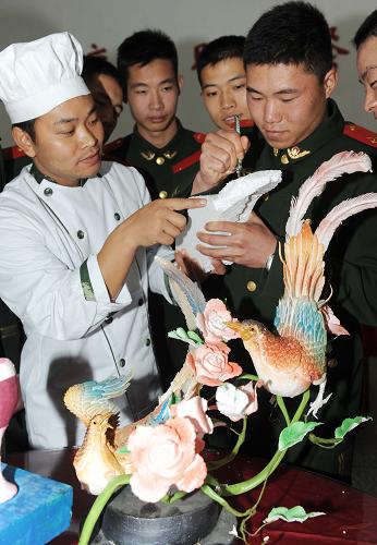 11月21日,武警安徽總隊(duì)巢湖支隊(duì)七中隊(duì)臨近退伍的戰(zhàn)士在上烹飪課。近年來,武警安徽總隊(duì)結(jié)合入伍新兵的文化水平、興趣愛好等,開展電器維修、種植養(yǎng)殖、計(jì)算機(jī)運(yùn)用、烹飪面點(diǎn)等15個(gè)專業(yè)技術(shù)培訓(xùn),讓戰(zhàn)士們在入伍期間掌握一到兩門實(shí)用技術(shù)。目前已有萬余名退伍戰(zhàn)士通過培訓(xùn),帶著技術(shù)回家創(chuàng)業(yè),在地方經(jīng)濟(jì)建設(shè)中發(fā)揮作用。