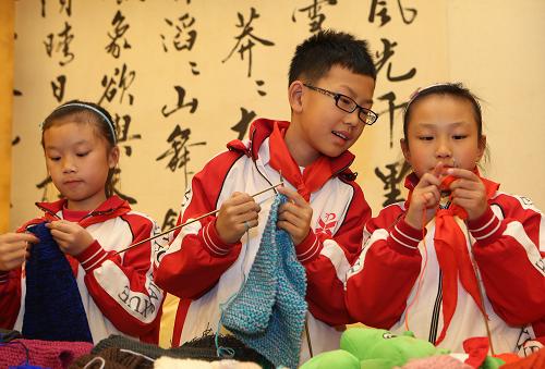 11月23日,北京市培新小學(xué)學(xué)生在發(fā)布會現(xiàn)場學(xué)習(xí)織圍脖。當(dāng)日,中國婦女發(fā)展基金會在中國婦女活動中心啟動“讓母親溫暖過冬——我們一起送郵包”系列活動。該系列活動由“母親郵包1+1”主體活動和三項同步活動組成,主體活動的募集目標(biāo)為5萬個母親郵包,三項同步活動分別是“手中卡·心中愛”母親郵包有獎明信片、我的“多多”——母親郵包卡通玩偶愛心義賣和“我為媽媽織圍脖”等愛心活動。
