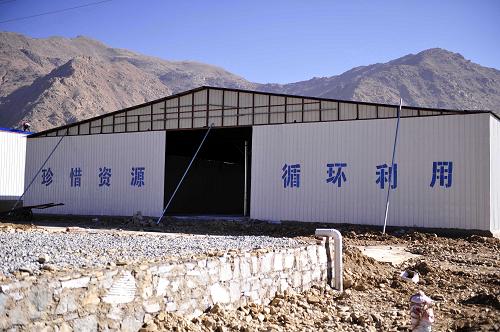 這是新落成的拉薩市再生資源集散市場(chǎng)(11月23日攝)。近日,年處理能力20萬噸的拉薩市再生資源集散市場(chǎng)一期工程竣工。目前項(xiàng)目累計(jì)投資已超過5000萬元,建成了120畝的金屬交易區(qū)、塑料交易區(qū)、紙張交易區(qū)等功能區(qū)。據(jù)悉,西藏全區(qū)年需處理可再生資源35萬噸,拉薩市再生資源集散市場(chǎng)的落成將有利于西藏的可再生資源再利用。