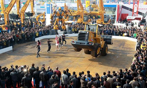 11月27日,一臺(tái)鏟車在博覽會(huì)現(xiàn)場(chǎng)表演特技。新華社記者 裴鑫 攝