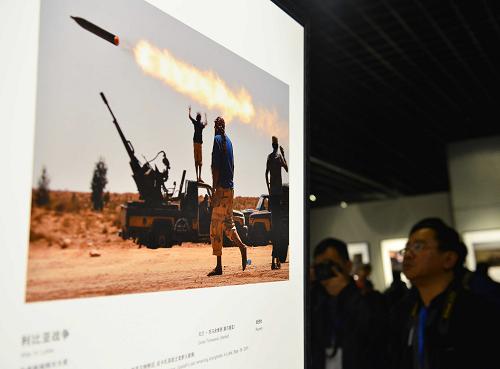 11月27日,參觀者在欣賞第八屆國際新聞攝影大賽(華賽)的2011年度新聞?wù)掌螵劔@獎作品《利比亞沖突》。新華社發(fā)(龍巍 攝)