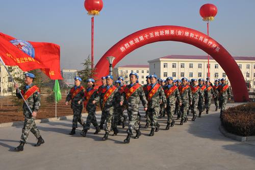 11月27日,在駐陜西某部隊營區(qū),赴剛果(金)的維和官兵列隊行進。當日,中國第十五批赴剛果(金)維和部隊的首批100名官兵從西安出發(fā),飛赴剛果(金)東部任務(wù)區(qū),開始執(zhí)行為期8個月的維和任務(wù),剩余的118名官兵將在10天后飛赴任務(wù)區(qū)。據(jù)了解,這批維和部隊官兵全部來自蘭州軍區(qū),包括工兵分隊175人、醫(yī)療分隊43人。維和工兵分隊主要擔負維和戰(zhàn)區(qū)道路橋梁機場等設(shè)施的修筑任務(wù);醫(yī)療分隊主要擔負國際維和人員的醫(yī)療救治工作和當?shù)厝说乐髁x援助。新華社發(fā)(武國強 攝)