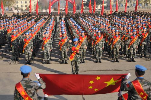 11月27日,在駐陜西某部隊營區(qū),赴剛果(金)的維和官兵在出征儀式上宣誓。新華社發(fā)(武國強 攝)