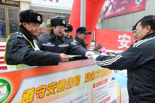 12月2日,黑龍江省黑河市公安交警支隊(duì)工作人員在街頭向行人發(fā)放交通安全宣傳材料。當(dāng)日是首個(gè)“全國(guó)交通安全日”,各地開(kāi)展交通安全日主題宣傳活動(dòng)。今年全國(guó)交通安全日的主題為“遵守交通信號(hào)、安全文明出行”。新華社發(fā)(邱齊龍 攝)