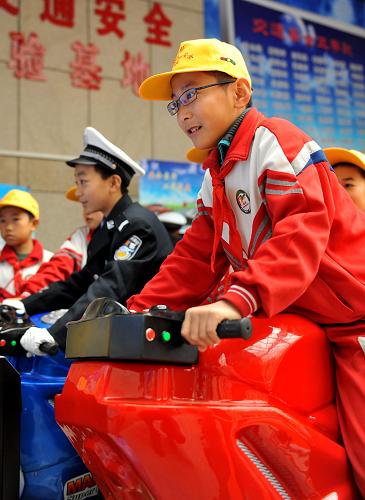 12月2日,小學生在呼和浩特市青少年交通安全游戲體驗基地模擬駕駛摩托車。新華社記者 任軍川 攝